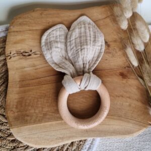 Anneau de dentition en bois - oreilles de lapin douces - 15 cm  - couleur sable